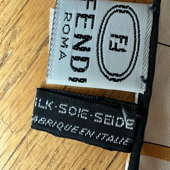 Vintage Fendi silk scarf roosters hand rolled - Picture 7 of 8